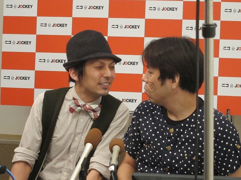 藤井にすりよる鳥居孝行。