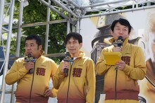 「微糖派」として登場したインパルス、イベントの進行を務めたペナルティ・ヒデ（左から）。