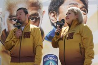 「微糖派」の木村祐一、渡辺直美（左から）。