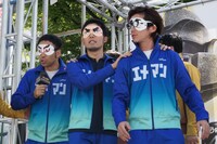 目隠しをされて連れてこられた「王道派」ペナルティ・ワッキー、オリエンタルラジオ（左から）。