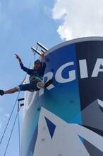 「巨大缶 頂上争奪エメマンバトル」で勝利を決めた後、空中でチャラいポーズを披露したオリエンタルラジオ藤森。