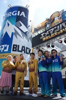 「『ジョージア エメラルドマウンテンブレンド 微糖』リニューアル『巨大缶 頂上争奪エメマンバトル』開幕イベント」に登場した芸人たち。