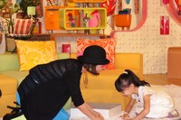 「愛菜ちゃんは挨拶がきちんとできる。師匠と呼ばせてもらいたい」と土下座する久本（左）に「いえいえ、そんなことないです！」と頭を下げる芦田愛菜（右）。