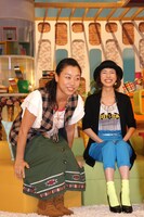 早くも息の合ったコンビネーションを見せたいとうあさこと久本雅美（左から）。