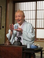 写真撮影では自ら小道具を次々持ち替え場を盛り上げた小朝。