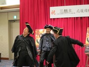 3人仲良く斬りあいっこをするダチョウ倶楽部。