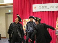 3人仲良く斬りあいっこをするダチョウ倶楽部。