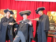 ポーズを決めるダチョウ倶楽部。