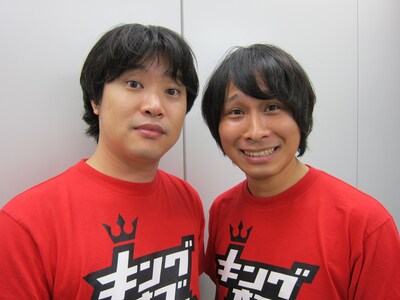 「キングオブコント2011」ファイナリストのトップリード。左が和賀勇介、右が新妻悠太。DVD「トップリードのコント集」発売中。10月3日には新宿明治安田生命ホールの太田プロライブ「月笑」に出演。