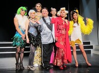 彦摩呂は「3kgやせたけど誰も信じてくれない」とコメント。舞台ではダンスシーンにも挑戦している。