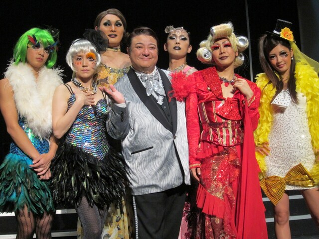 9月14日（水）から19日（月・祝）まで、新宿シアターサンモールにて上演中のコメディ舞台「Lipsynca～ヒールをはいたオトコ!?たち～」。会見には彦摩呂、Kimeru、鈴木蘭々、磯村洋祐、三好絵梨香、ナジャ・グランディーバとFOXY-Oが出席。