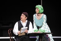 舞台は、ナジャ・グランディーバとFOXY-Oが出演する、日本唯一のドラァグクイーンの店「DO WITH CAFE」（大阪）がモデル。