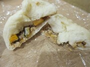 伊藤手作りの肉まん。かぼちゃとひき肉にしっかりと味付けがされており、もちもちの生地にくるまれている。