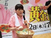 手作りの肉まんを記者に配った伊藤。「受け取った人は一番大きく扱ってください」とお願い。