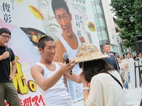 手作りのダンボール帽子をプレゼントする田村。この戦いでは「ボコボコにされる春日を見て爽快な気持ちになってほしい」と闘志を燃やした。