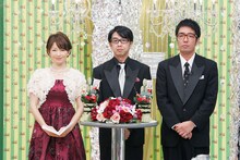 松丸友紀アナとおぎやはぎ（左から）。(c)テレビ東京