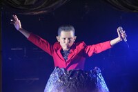 奇跡の特殊メイクと特異なパフォーマンスで日本中を震撼させた「トシムリン」こと劇団ひとり。DVD「芸人マジ歌選手権ビッグバン」でその勇姿を目撃できる。(c)テレビ東京