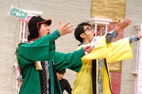 「照れカワ芸人更生プログラム」で、ももいろクローバーZに歓声を送るオードリー若林とおぎやはぎ矢作（左から）。(c)テレビ東京