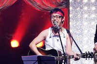 「第8回 芸人マジ歌選手権」で熱唱する東京03角田。(c)テレビ東京