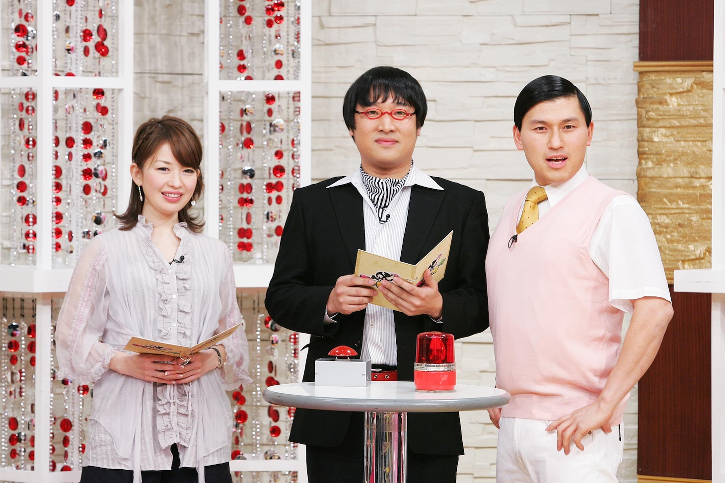 「照れカワ芸人更生プログラム」MCの松丸友紀アナ、南海キャンディーズ山里、オードリー春日（左から）。(c)テレビ東京