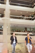 噴水を背に華々しくステージへ登場した笑い飯。