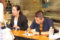 イベントの最後に行われたサイン会の様子。