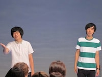 会場には抽選に当たった鬼ヶ島ファンが来場。中には三重から来た男性も。その後豆腐屋とかつおぶし屋を営む2人の実家の話や、車の故障に見舞われた遠野ライブの裏話に会場も爆笑。