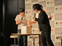 抽選箱を「トイレとしてはどう？」と佐藤に振る若林。「陶器じゃなくて樹脂なので。簡易用にはいいんじゃないですか」とさすがの回答。