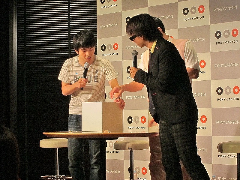 抽選箱を「トイレとしてはどう？」と佐藤に振る若林。「陶器じゃなくて樹脂なので。簡易用にはいいんじゃないですか」とさすがの回答。