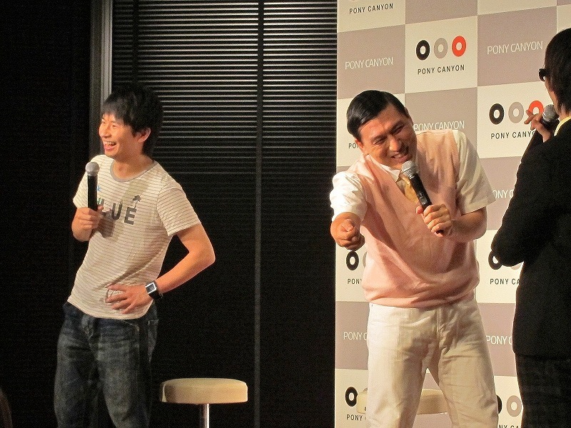 「オードリー二人酒 in はやしや」の収録後、酔っ払ってなかなか家にたどり着けなかったという春日。自動販売機にお金を入れられない自分の様が楽しくなってきた様子を再現。