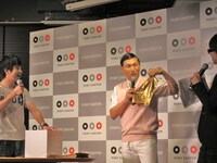 「スカートめくり文字読みトーナメント」で登場した黄金のブリーフも惜しげもなく出品。