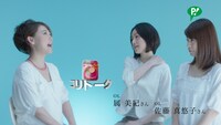 「ピップマグネループ」新テレビCMで、一般公募で選ばれた“肩コリスト”たちの相談を受ける友近（左）。