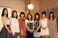 10月15日（土）よりスタートする「祝女～SHUKUJO～」の記者会見に出席した（左から）入山法子、佐藤めぐみ、臼田あさ美、友近、YOU、剛力彩芽、木村文乃。