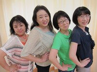 集中力も課題という4人。エリコは1回稽古が済むとすぐにお菓子が置いている机に戻るそう。「エリコさんはちゃんとしてそうなのに、誰よりも早く戻る。さらに片付けて帰ろうとする」（彼方）、「もう終わり？って」（小田）と変ホ長調もコメント。