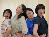 ミホさんの衣装チェンジにより再度撮影。変ホの2人が「覚えが悪いから付き合ってもらって申し訳ない」と言うと、阿佐ヶ谷姉妹が稽古をしてるしてないで謙遜の押し問答が始まる場面も。