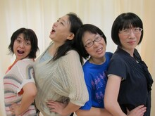 ミホさんの衣装チェンジにより再度撮影。変ホの2人が「覚えが悪いから付き合ってもらって申し訳ない」と言うと、阿佐ヶ谷姉妹が稽古をしてるしてないで謙遜の押し問答が始まる場面も。