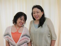 変ホ長調。右が小田ひとみ、左が彼方さとみ。「M-1グランプリ2006」でアマチュアからファイナリストに勝ち上がり一躍脚光を浴びた。その後も同大会のほか「キングオブコント」「R-1ぐらんぷり」にも挑戦している。