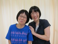 阿佐ヶ谷姉妹。右が姉役のエリコ、左が妹役のミホ。「キングオブコント2011」でセミファイナル進出。とんねるずの「細かすぎて伝わらないモノマネ選手権」でも注目を集めた。