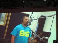 BSマンのアフレコ中のケンドーコバヤシ。