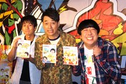 「1万本いきたいのです！ 皆さん買ってください!!『バナナ炎』Vol.9、10、11 DVD発売記念イベント」に登場したバナナマンと、サプライズゲストのキングオブコメディ高橋（右から）。