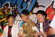 イベント終了後の囲み取材の様子。サプライズゲストとしてイベントに登場したキングオブコメディ高橋（左端）も参加し、自分が出演していないDVDの告知に一役買っていた。