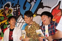 イベント終了後の囲み取材の様子。サプライズゲストとしてイベントに登場したキングオブコメディ高橋（左端）も参加し、自分が出演していないDVDの告知に一役買っていた。