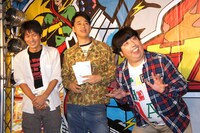 イベント当日は東京・日本武道館にて「AKB48 24thシングル選抜じゃんけん大会」が開催中。AKB48の大島優子の大ファンだという日村（右）が「写真集に掲載されている大島優子」のモノマネを披露した。