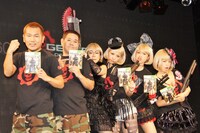 Xbox360専用ゲームソフト「Gears of War 3」発売記念イベントに登場した（左から）FUJIWARA、椿鬼奴、あやまんJAPAN。