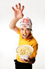 つけ麺店「三代目宮田麺児」をリニューアルオープンさせたシャンプーハット・てつじ。(c)吉本興業