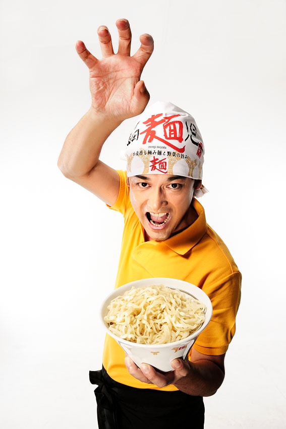 つけ麺店「三代目宮田麺児」をリニューアルオープンさせたシャンプーハット・てつじ。(c)吉本興業