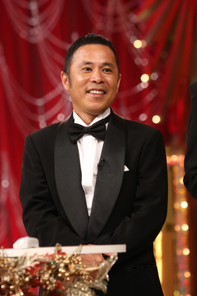 新番組「おかっちM.C. THE MANZAI 応援宣言！」でMCを務めるナインティナイン岡村。(c)フジテレビ