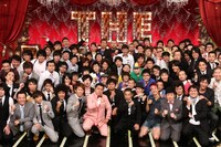 ナインティナイン岡村と「THE MANZAI 2011認定漫才師」。(c)フジテレビ