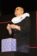 「スペースかりそめ大明神」に扮する野性爆弾・川島。