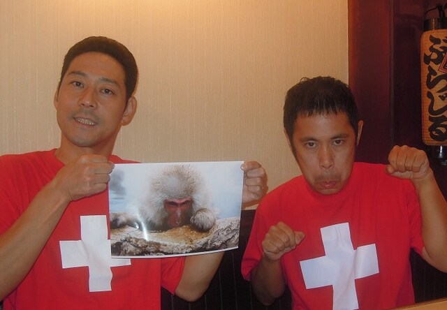 「東野・岡村の旅猿」出演の東野幸治とナインティナイン岡村。2011年3月に放送された「地獄谷温泉で野猿を撮ろう」で東野が撮影した写真が「カメラのキタムラフォトコンテスト 2010秋冬 腕だめし部門」にてカメラのキタムラ賞に入選。